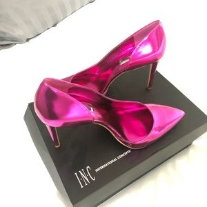 Metallic hot pink pump